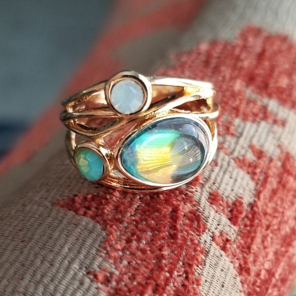 Boutique Jewelry - Beautiful 3 Stone Gold Ring